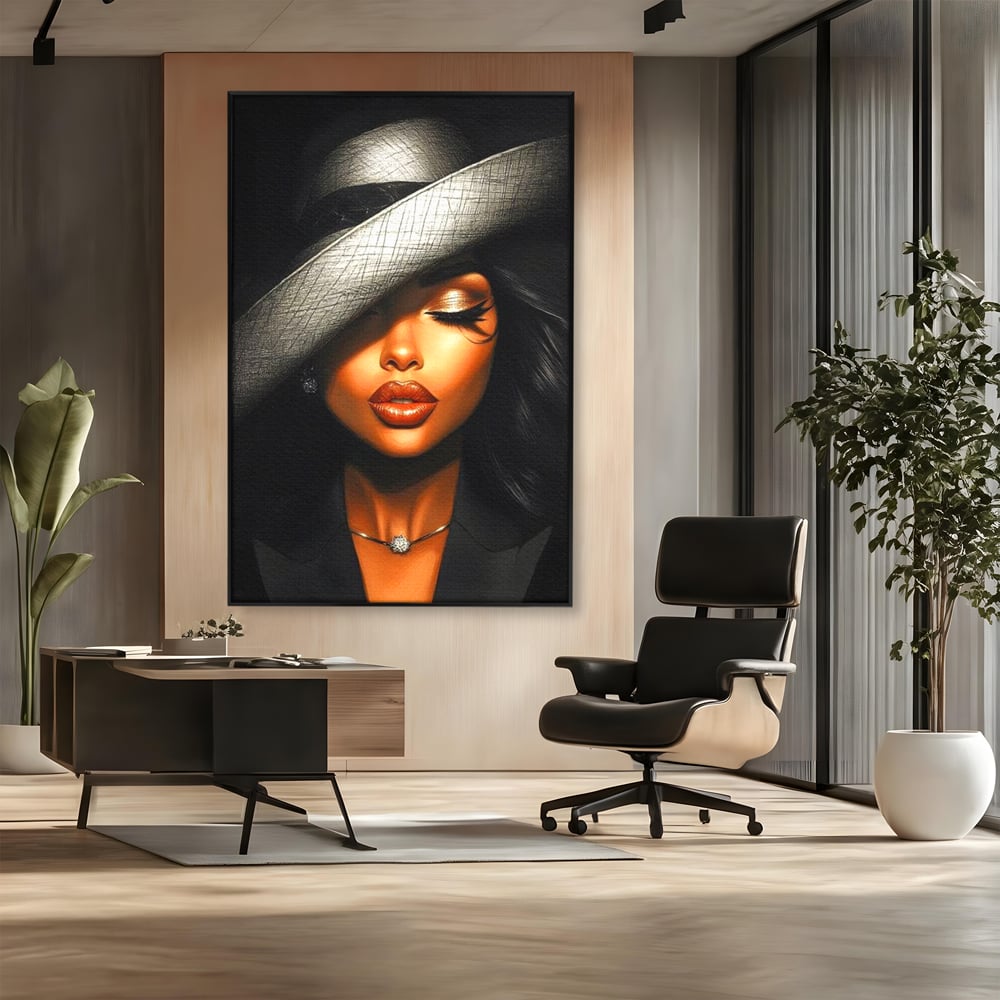 Tablou canvas cu tablou canvas cu femeie si palarie, in rama de aluminiu negru, pe perete intr-un birou